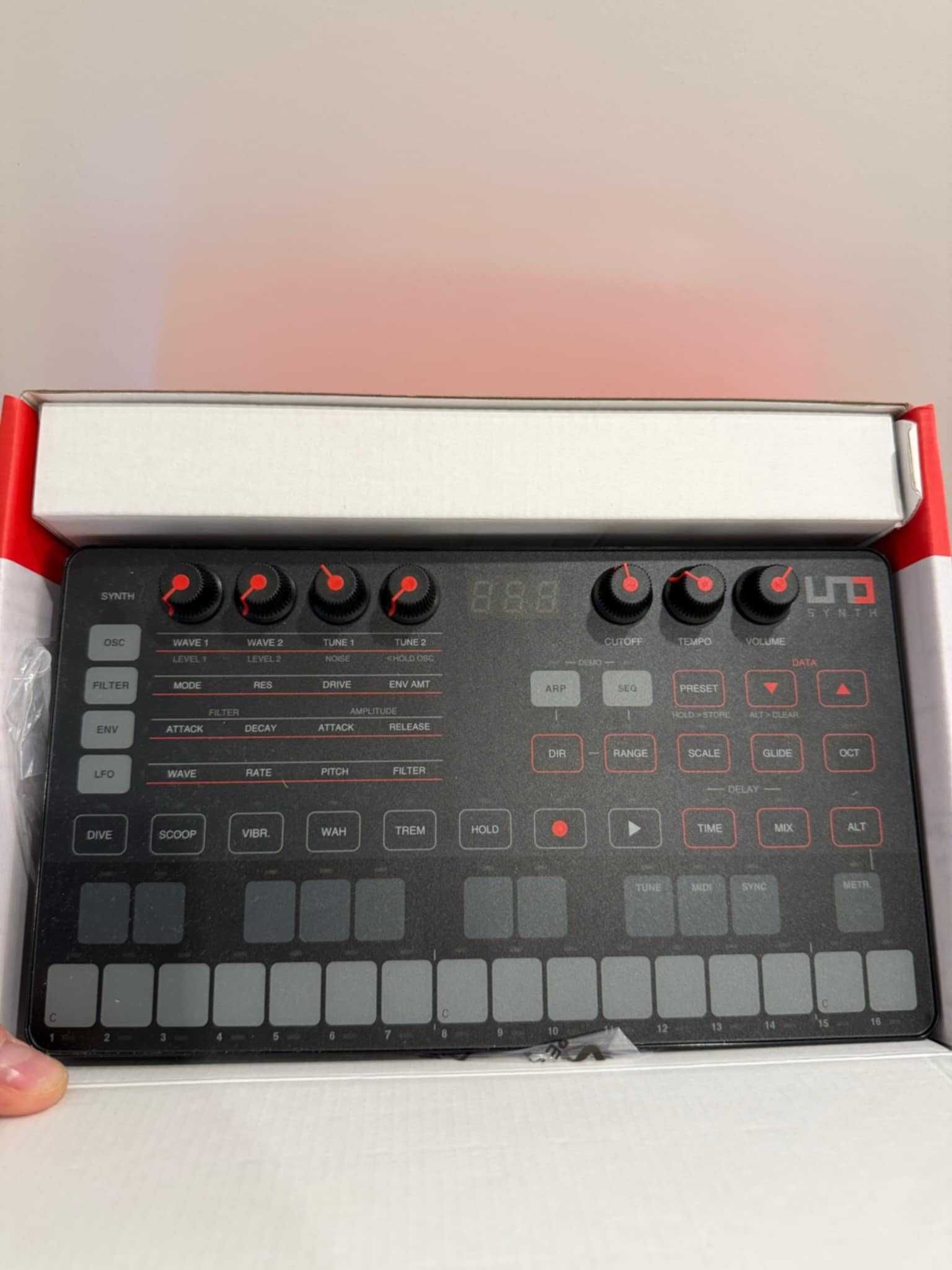 Syntezator analogowy IK Multimedia Uno Synth JAK NOWY