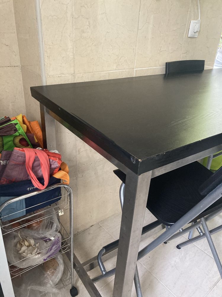 Vendo mesa e cadeiras de pe alto