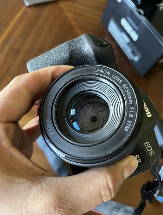 Aparat Canon EOS R8 z obiektywem 50mm