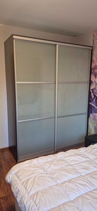 Szafa z drzwiami przesuwnymi.