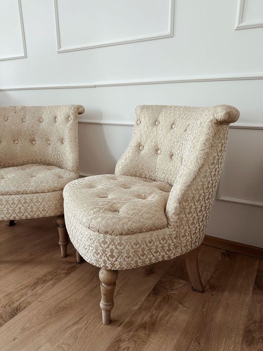 Przepiękne fotele na drewnianych nogach