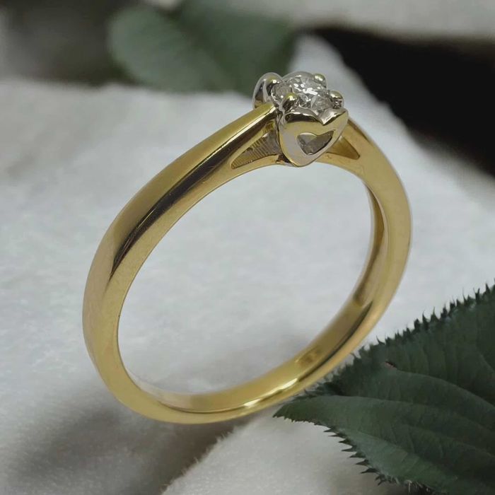 Złoty pierścionek 585 brylant  0,10 CT certyfikat , serce waga  2,27 g