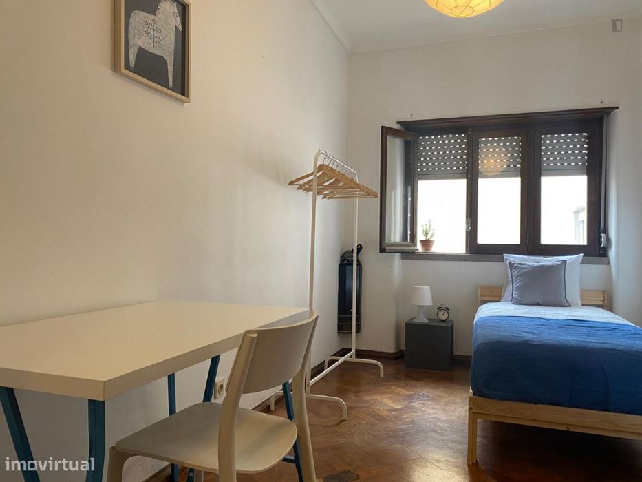 707100 - Quarto com cama de solteiro, com casa...