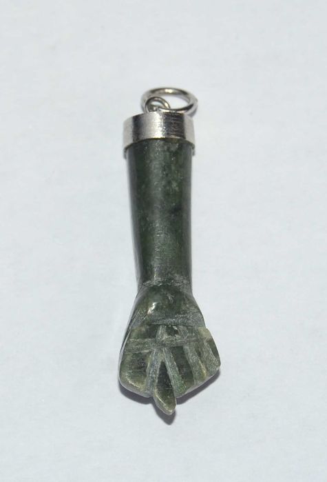 Pendente Esculpido em Jade Figa