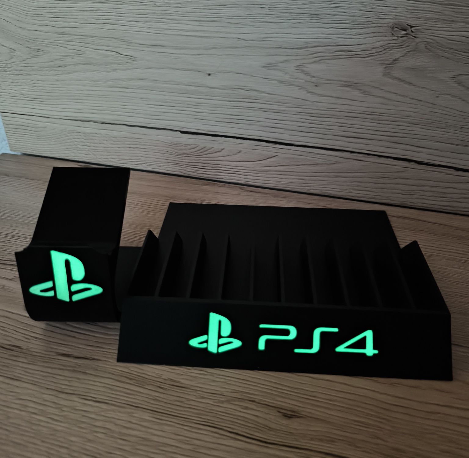 Zestaw Ps4 stojak na gry i pada napis fluorescencyjny