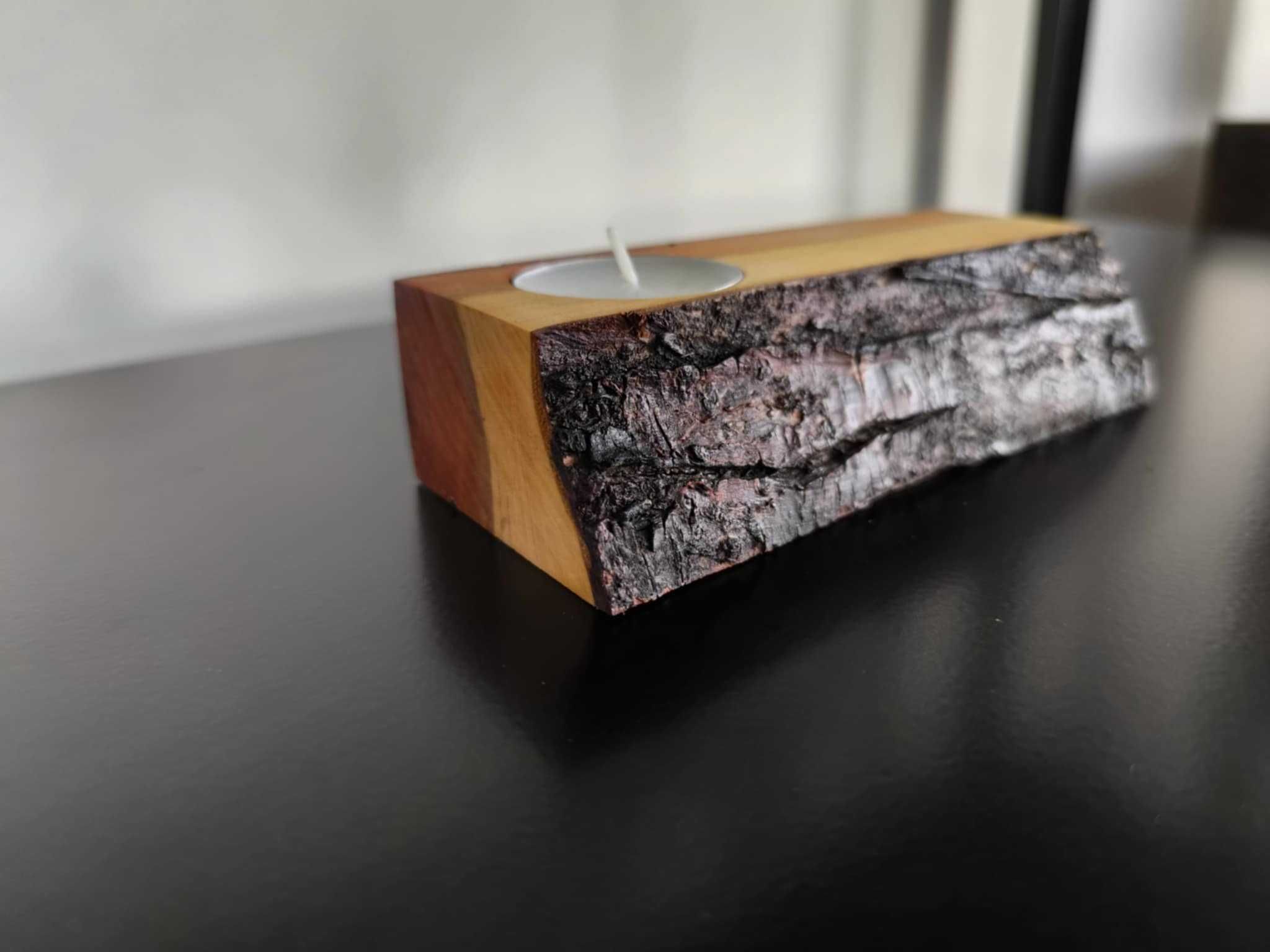 Ręcznie robiony świecznik z naturalnego drewna z korą unikatowy design