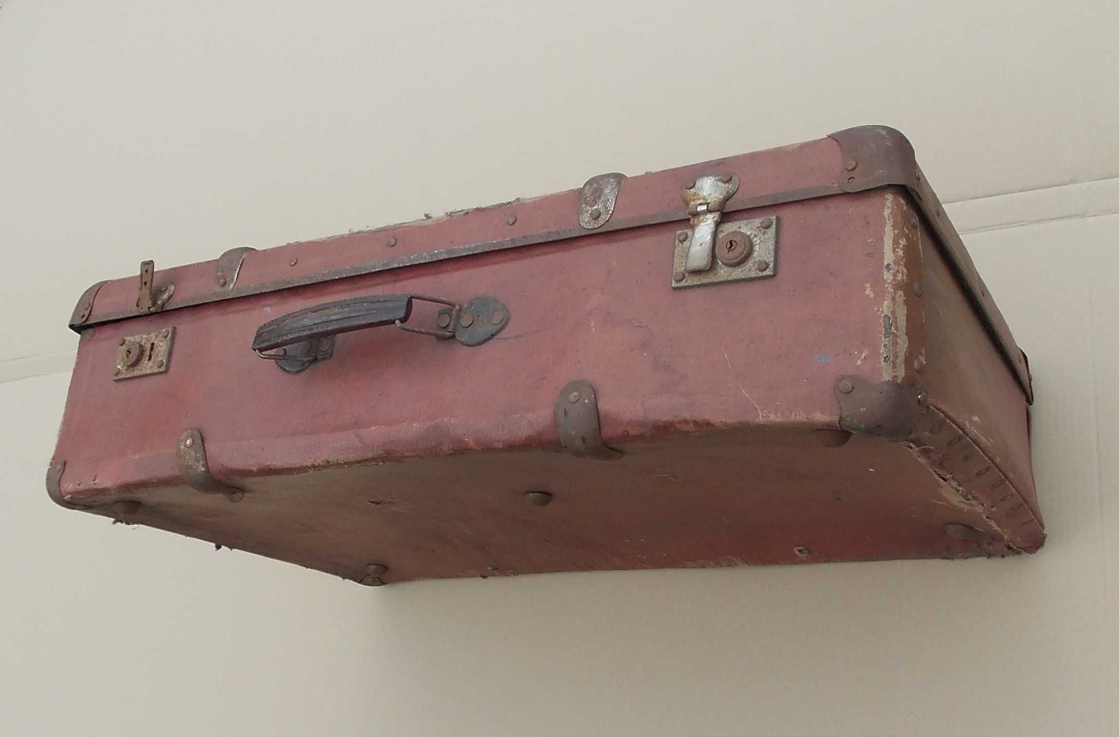 Stara przedwojenna walizka