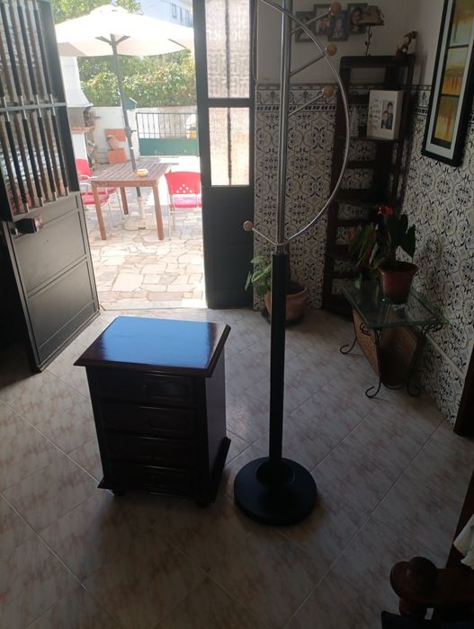 Bengaleiro e mesa de cabeceira