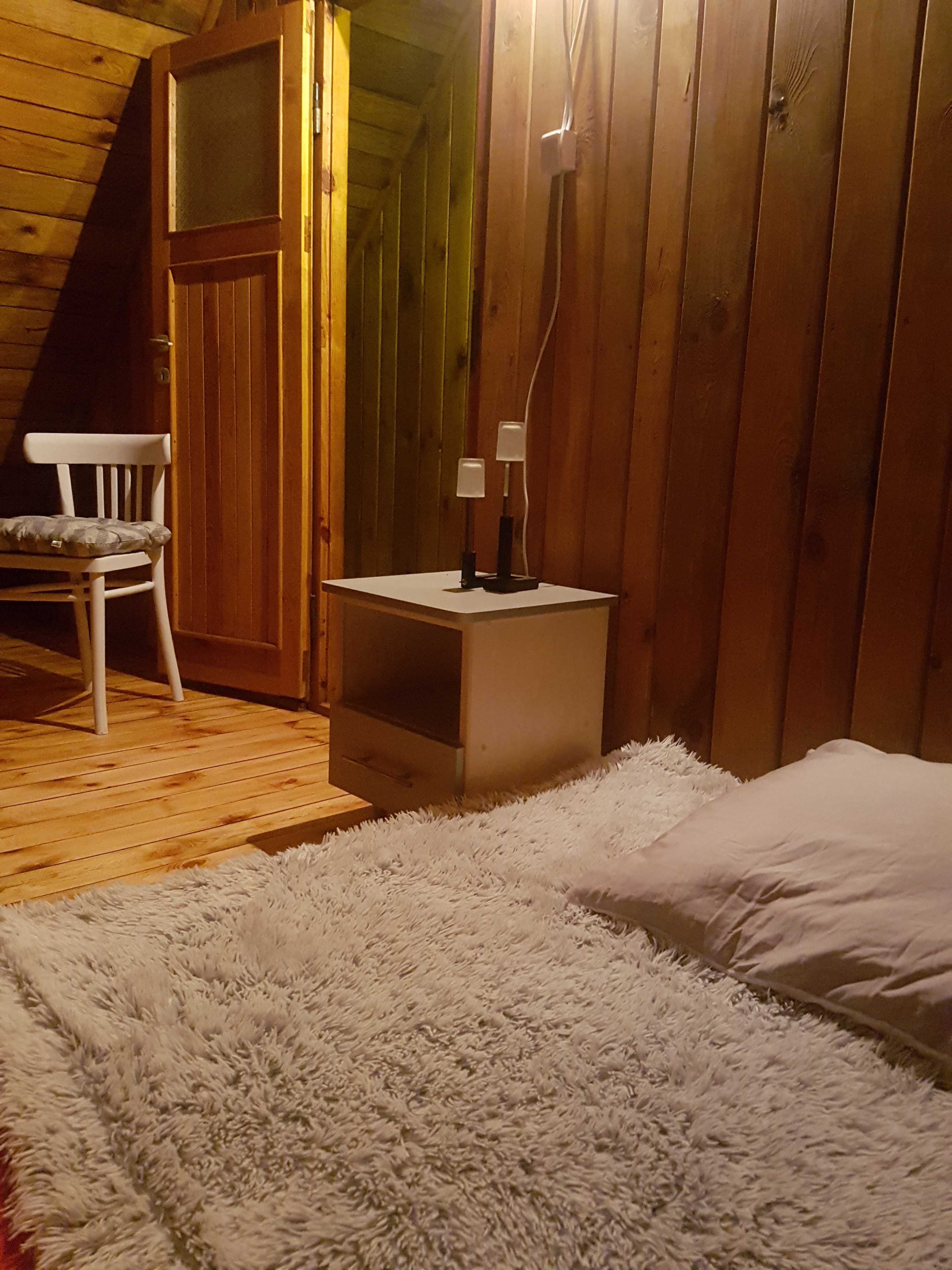 noclegi ogrzewany domek caloroczny na leśnej polanie.