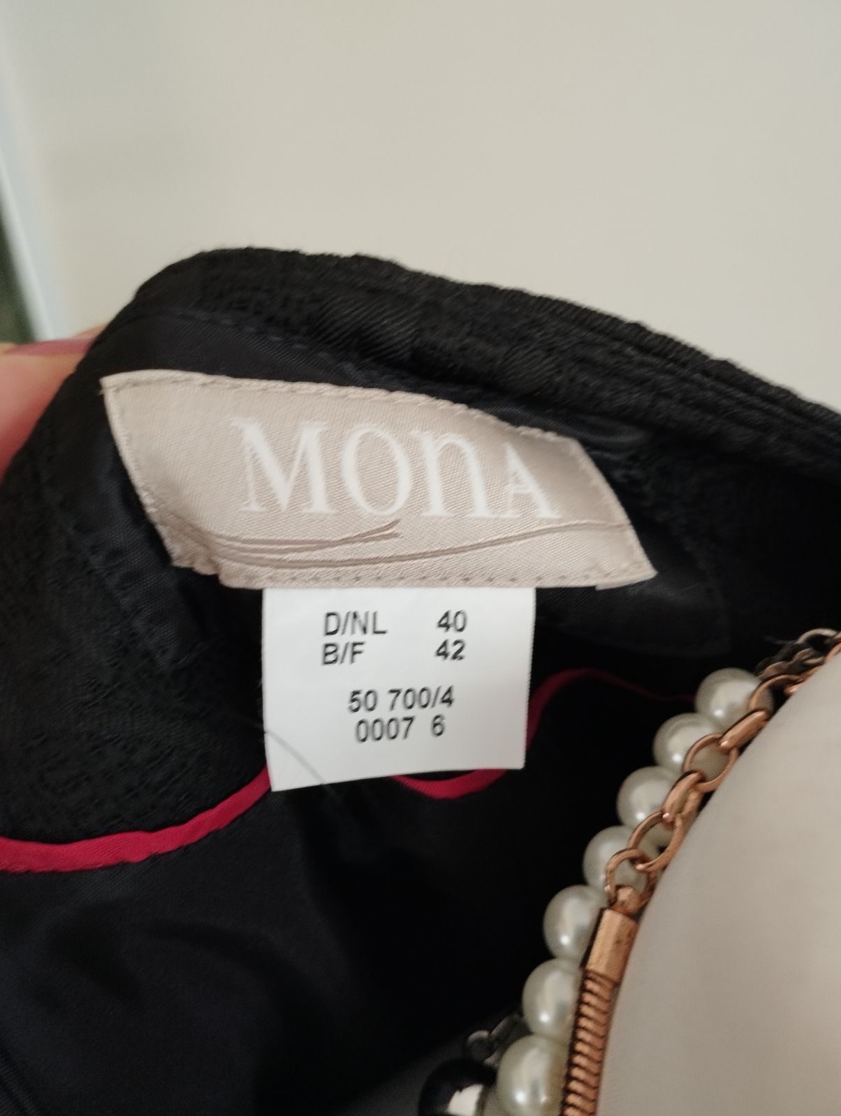Żakiet czarny miękki na podszewce marki Mona r. 40