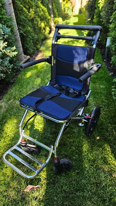 Wózek inwalidzki lekki do samolotu, w podróż