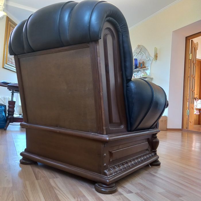 Продаю кожаный диван и кресла