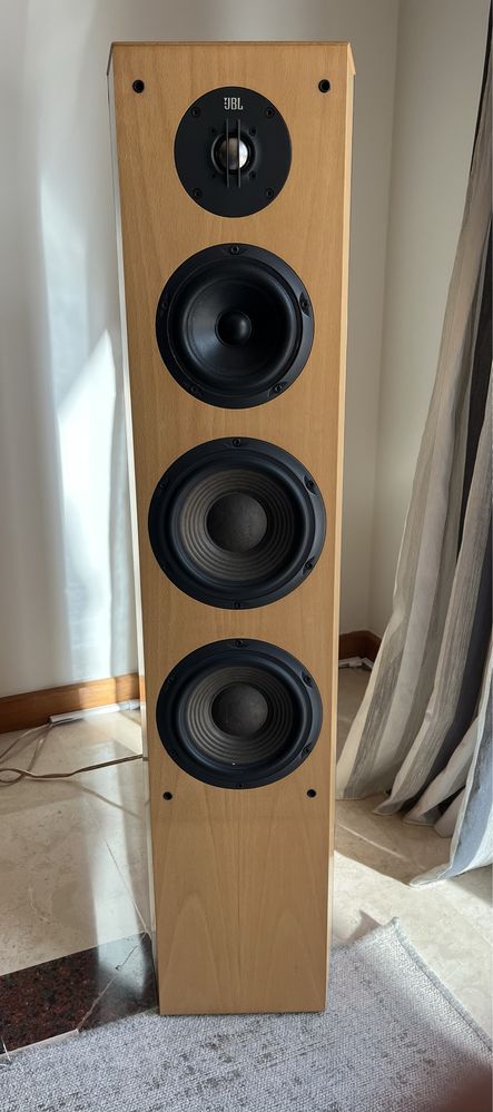 Colunas de som JBL XTi 80 em madeira