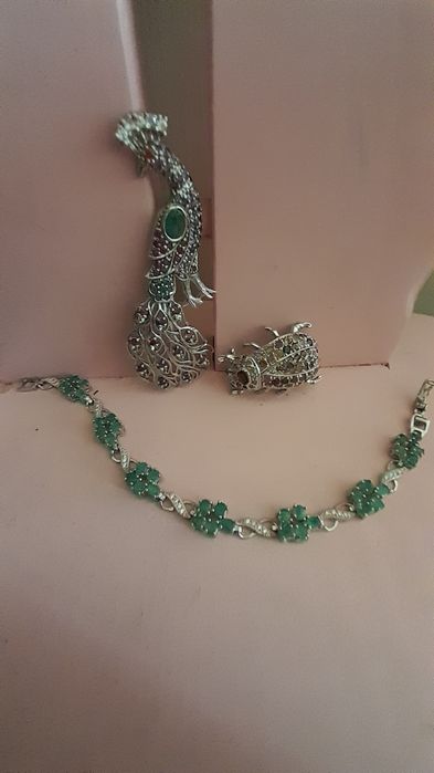 Брошки эксклюзивные парой с изумрудным браслетом