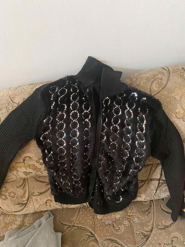 Sweter damski z cekinami