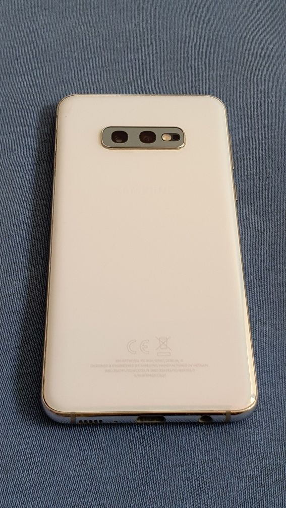 Samsung Galaxy S10e + ładowarka indukcyjna, słuchawki airpods, etui