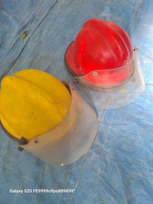 Capacetes dos bombeiros vintage.