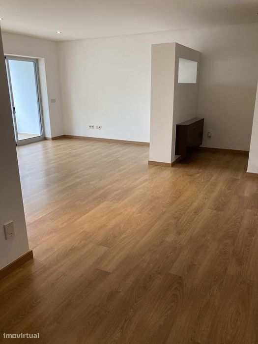 Arrenda-se T2 com garagem e arrumo