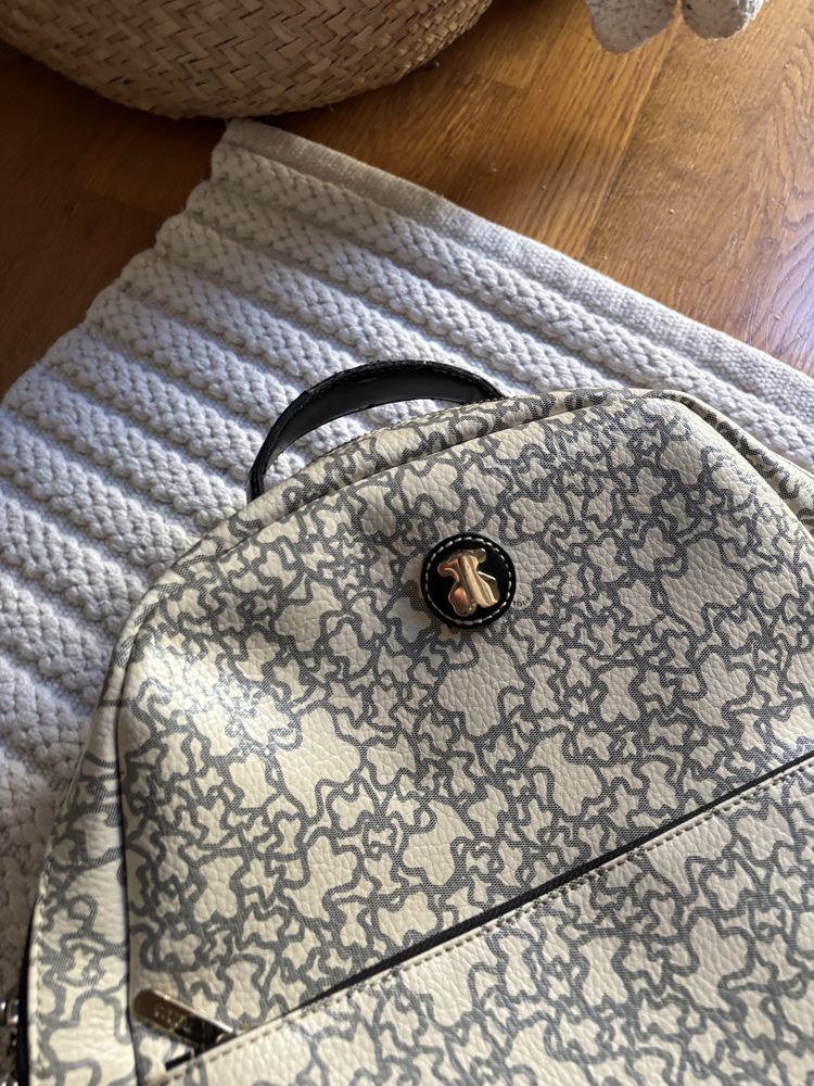Mochila tous pequeno defeito