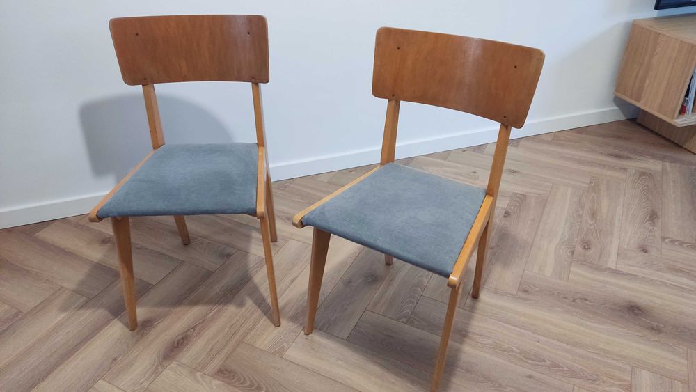 2 krzesła drewniane, szare obicie
