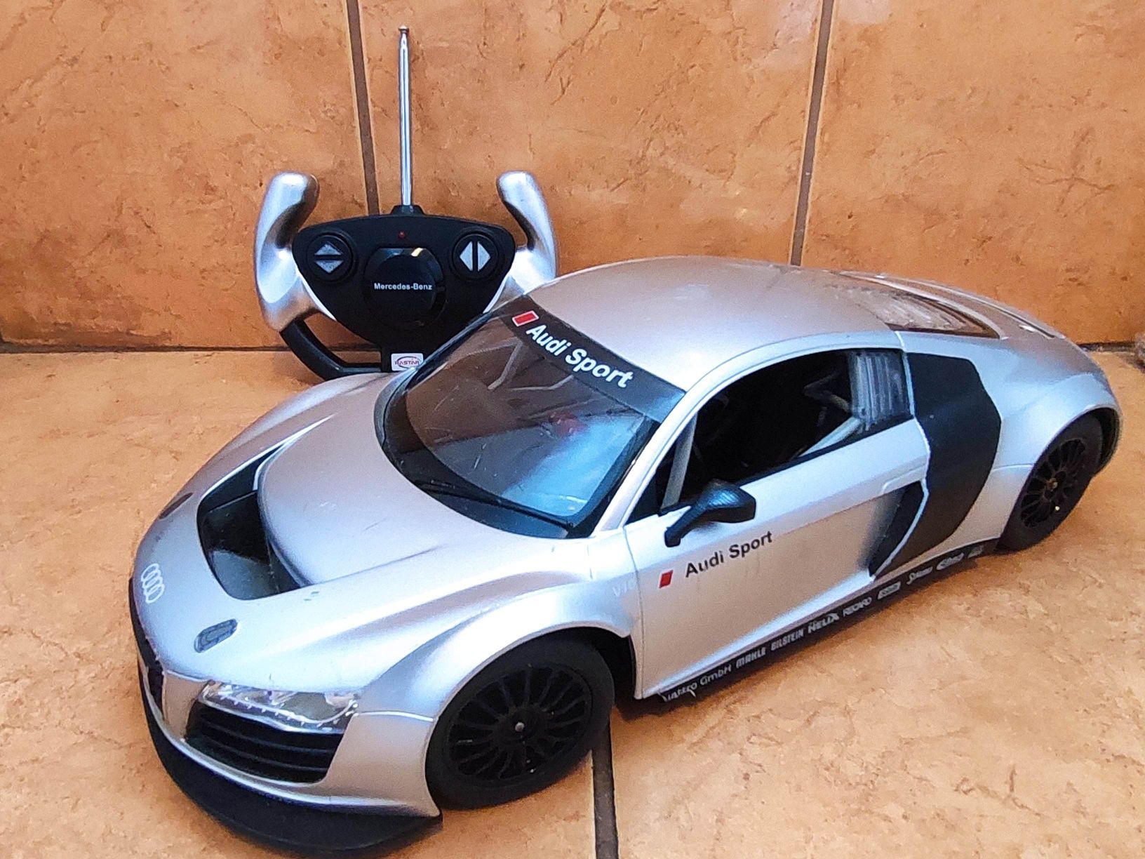 Auto zdalnie sterowane na radio pilota Audi R8 duże 32cm