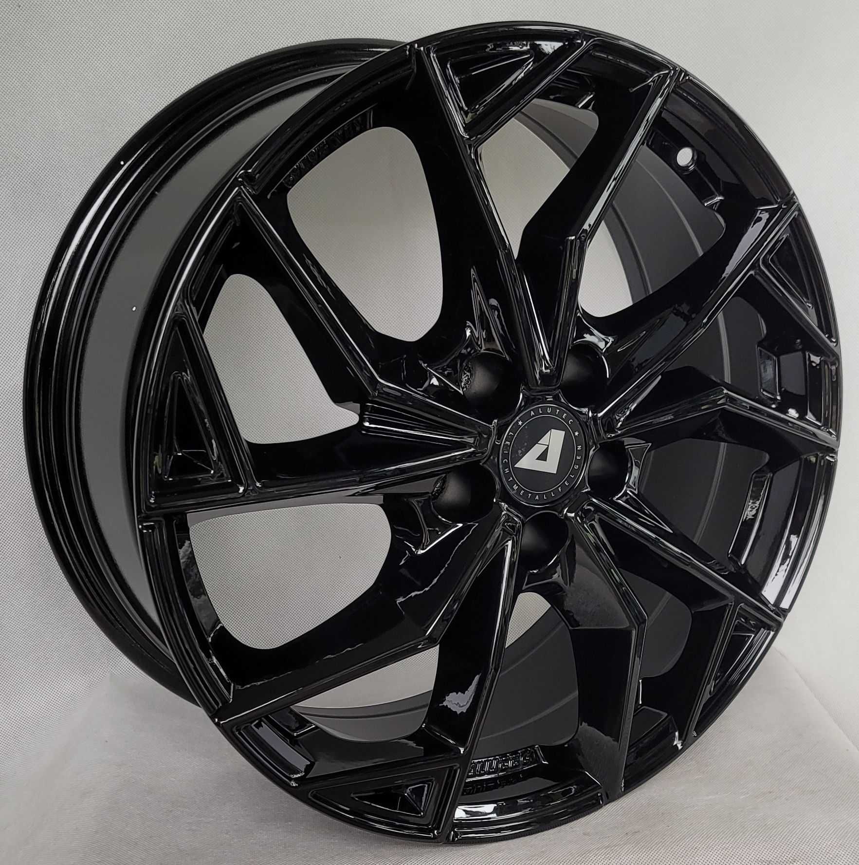 Felgi Alutec 17 Seat Ateca Leon Skoda Karoq Superb 3 VW TRoc Passat B8
