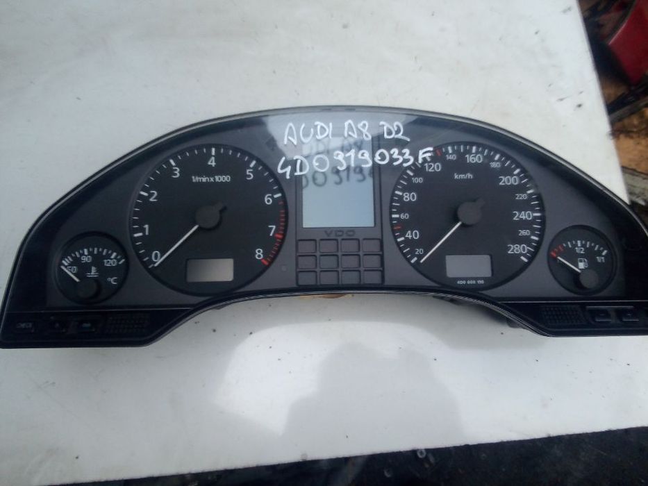 AUDI A8 D2 licznik zegary  4D0919033F