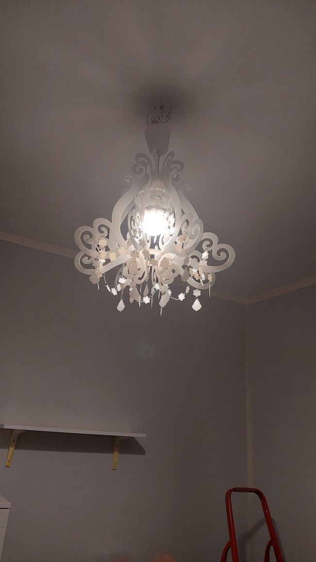 Biała lampa sufitowa żyrandol do pokoju dziewczynki Bdb Stan