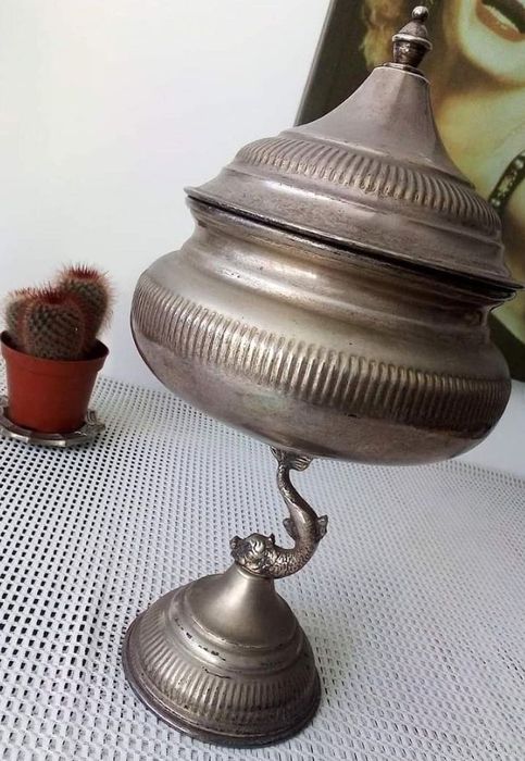 Utensílio de mesa feito em latão banhado