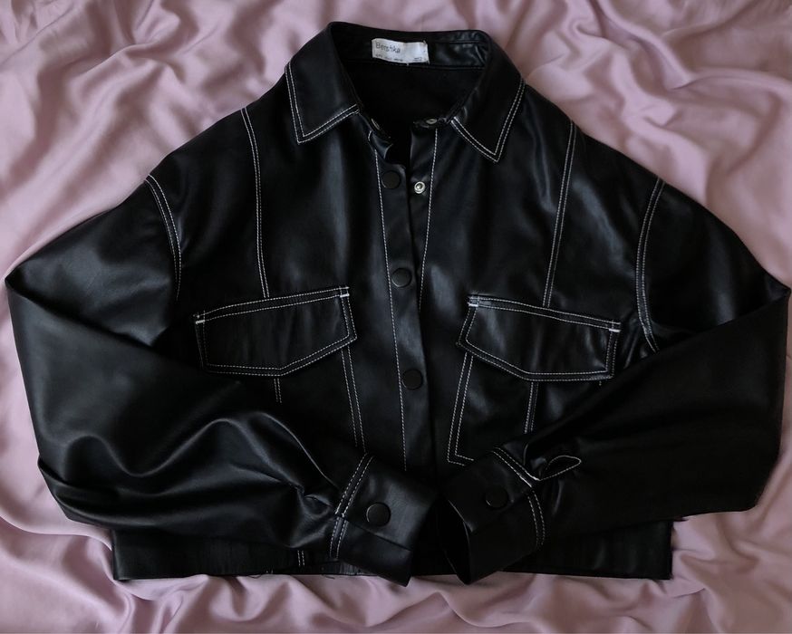 Чорна куртка від BERSHKA