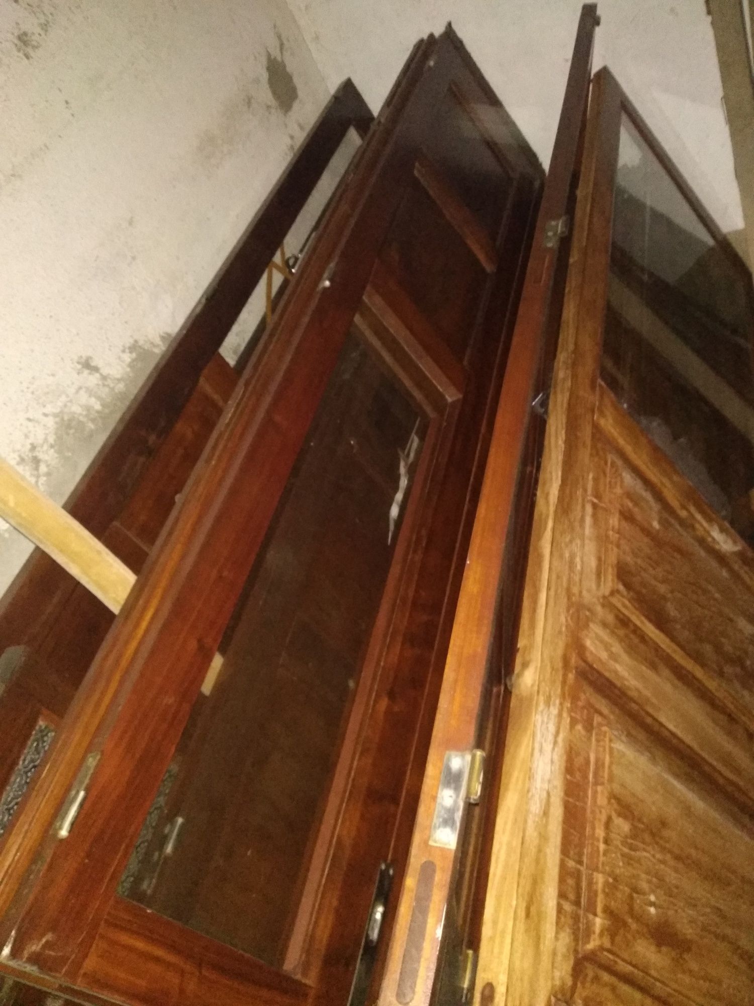 Janelas e portas em madeira maciça