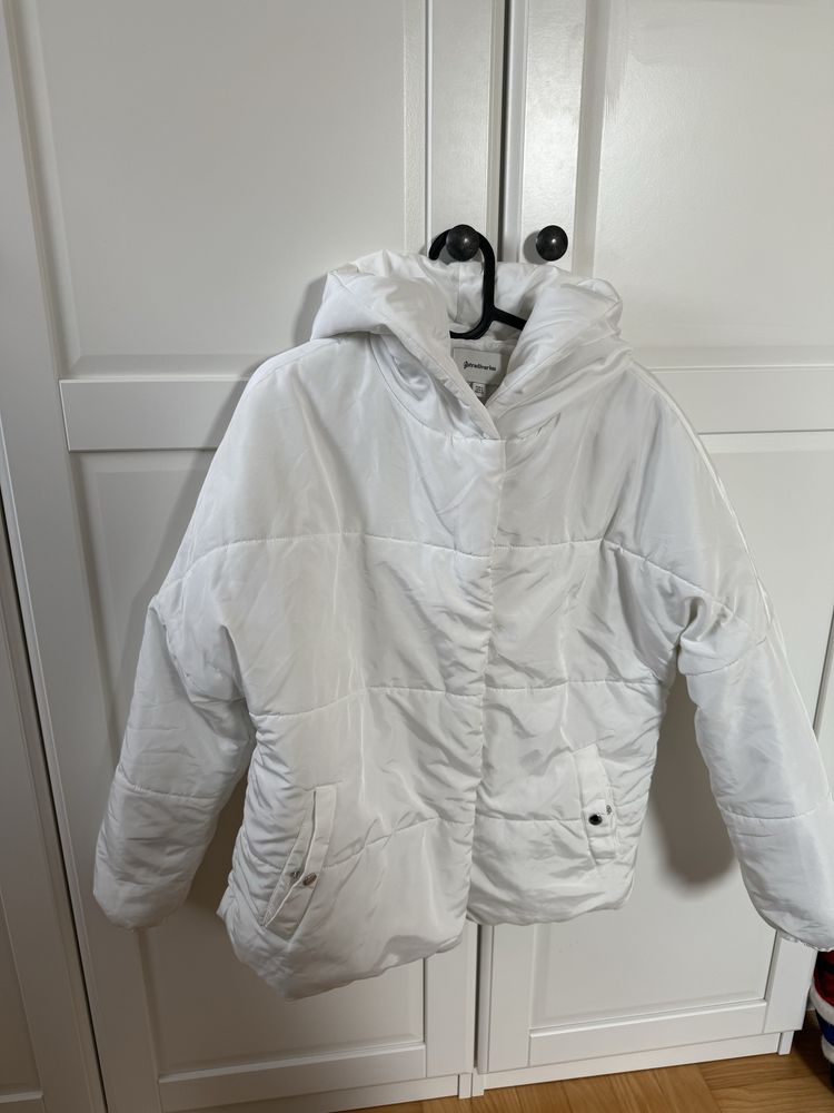 Biała kurtka z kapturem puffer jacket puchowa Stradivarius S