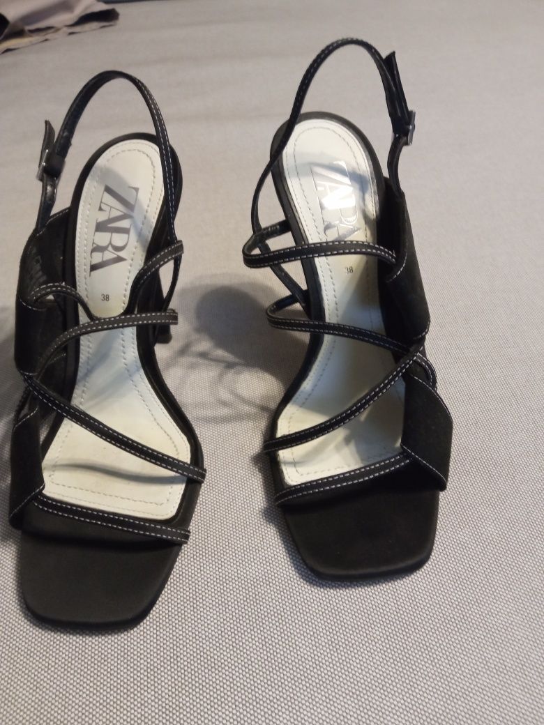 Czarne sandały damskie Zara