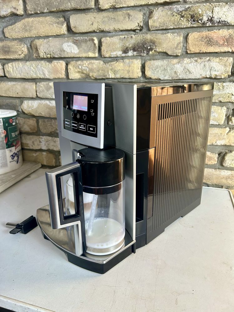 Delonghi Perfecta Cappuccino Graphic Touch ESAM5600 Кофемашина