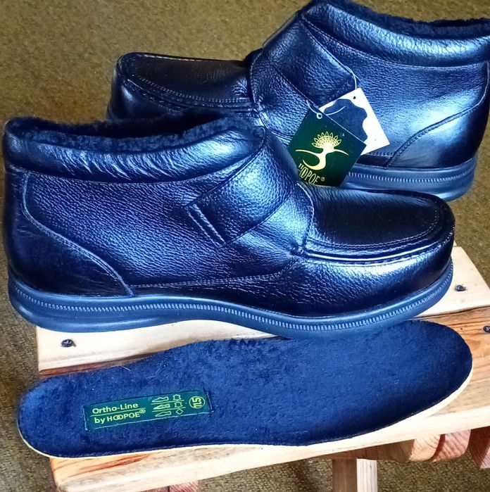 Теплі шкіряні черевики на ноги з високим підйомом, чорного кольору.