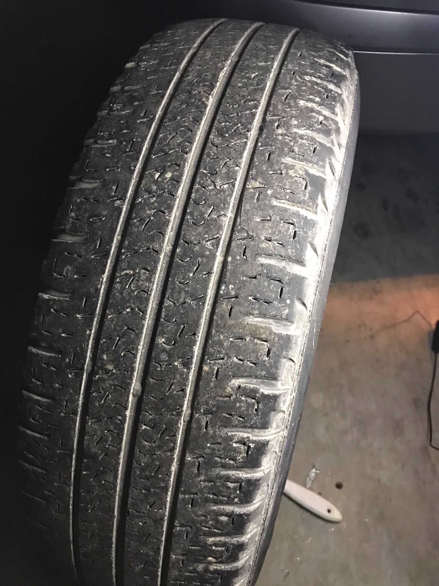 Vendo pneus 215/70R15