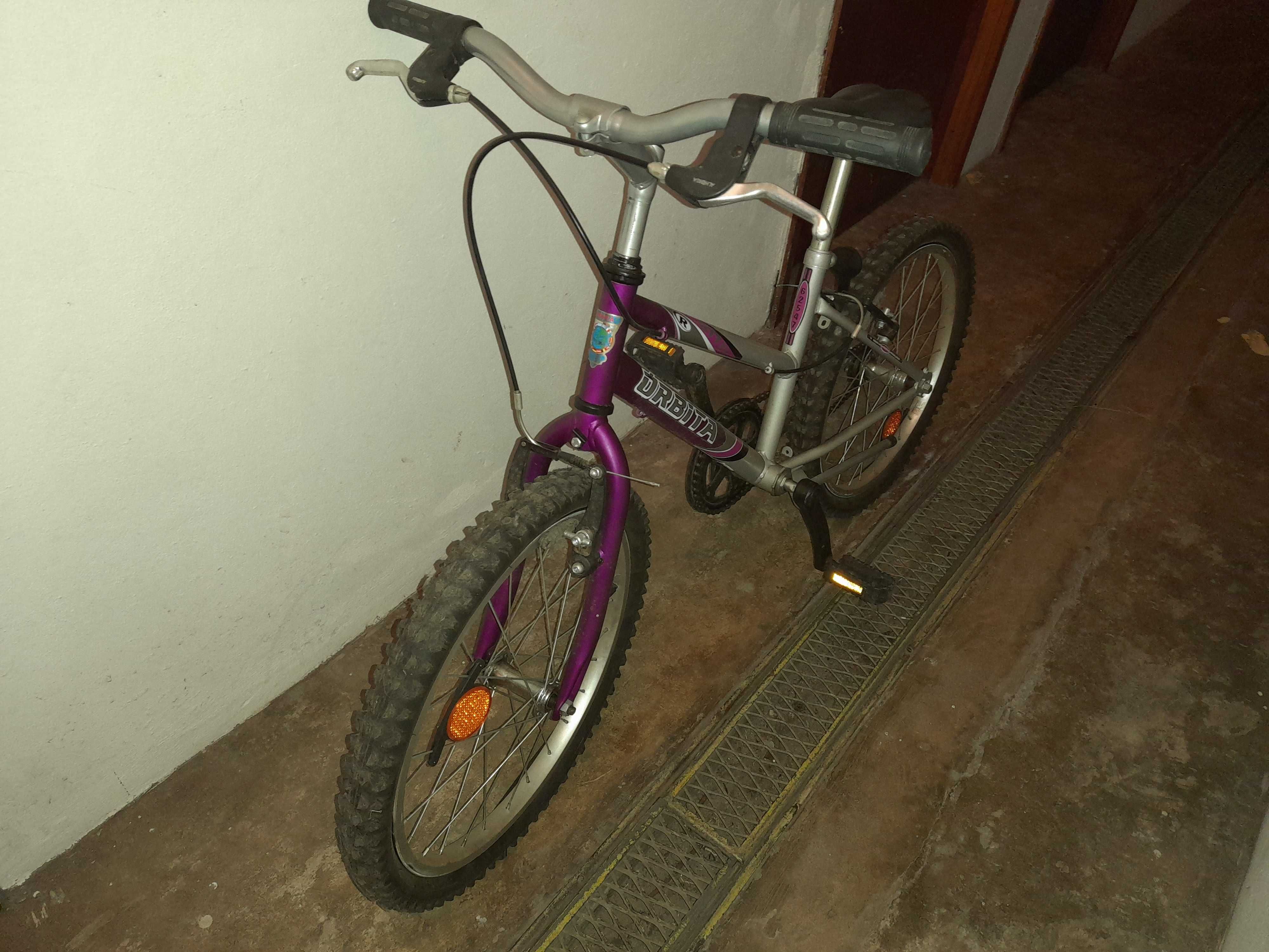 Bicicleta de menina. Excelente estado.