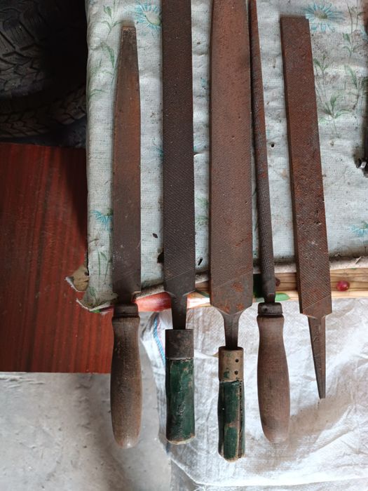 Продам газовый ключ,напильники кому интересно звоните