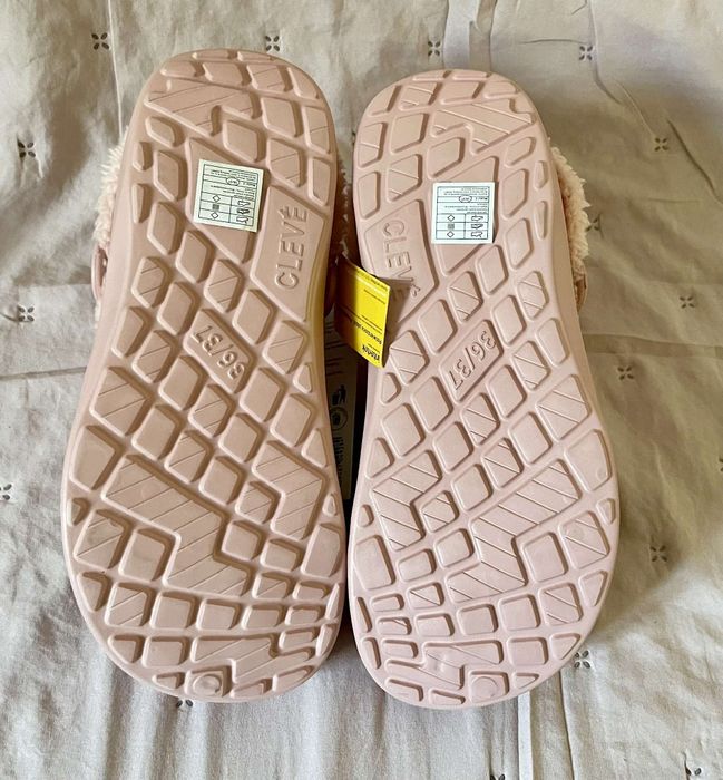 Różowe klapki typu crocs z futerkiem