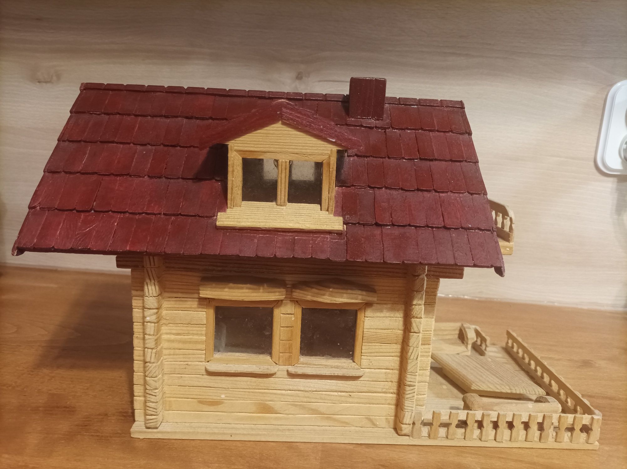 Ozdobny domek drewniany