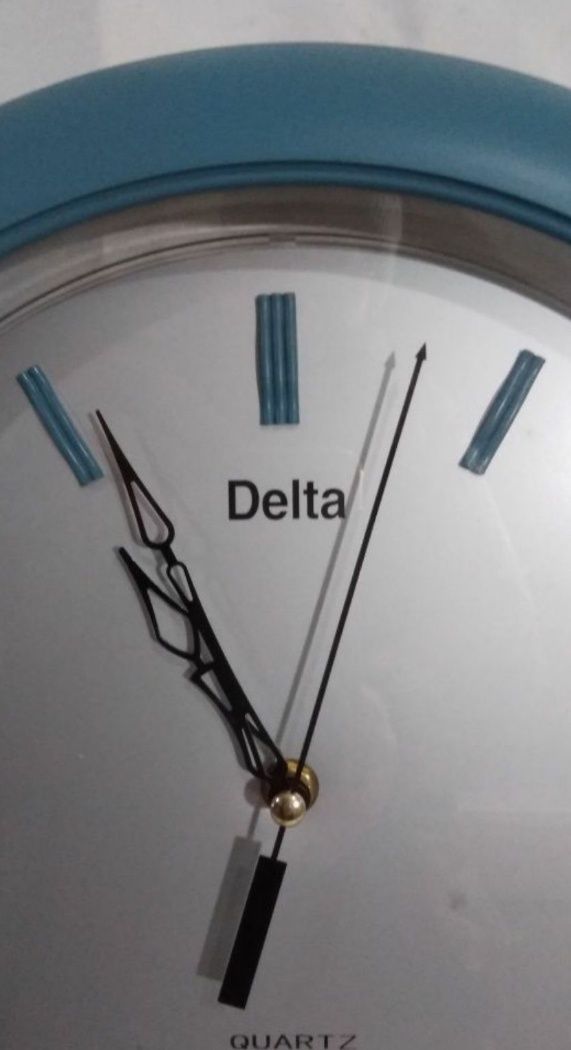 Часы настенные " Delta" (Индия) кварцевые.