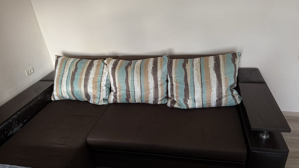 Диван кутовий коричневий з 3-ма подушками