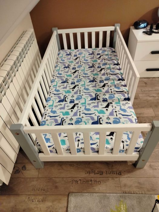 Łóżeczko dziecięce z barierkami z materacem