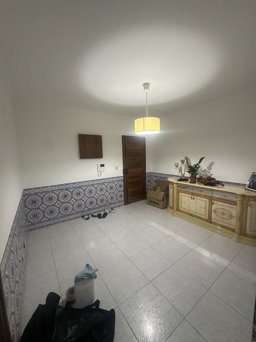 Quarto espaçoso em Massamá, perto da estação