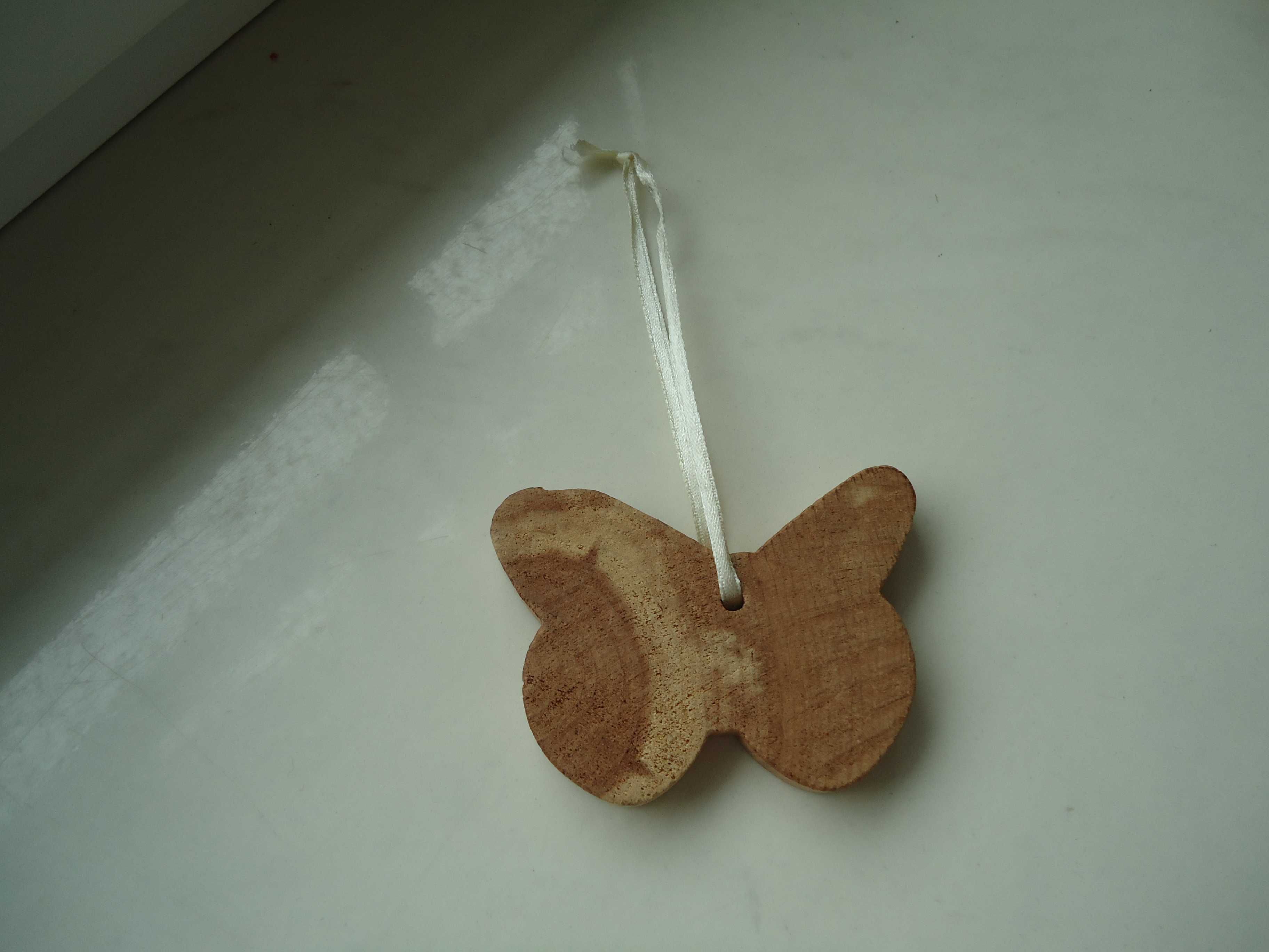 Mały drewniany motylek zawieszka ozdoba do pokoju dziecka