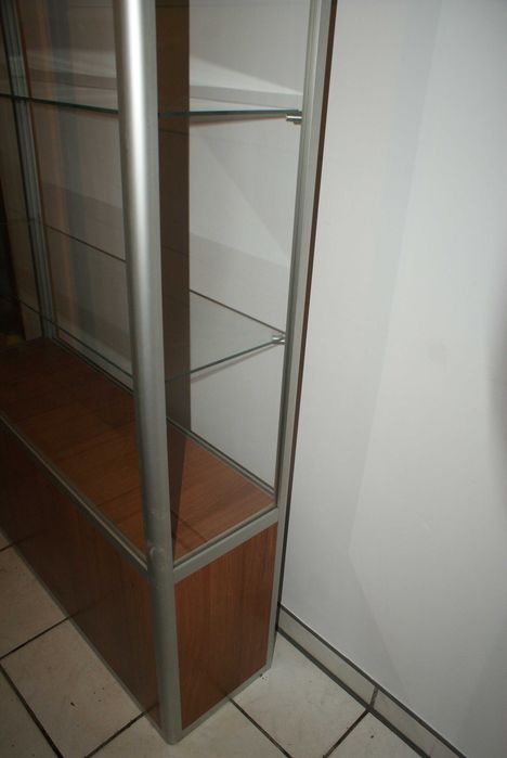 Gablota witryna na skarby, stare rowerowe lampki, modele, figurki itp