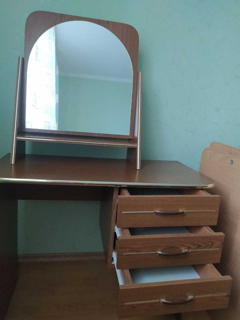 Туалетний столик, макіяжний стіл в спальню