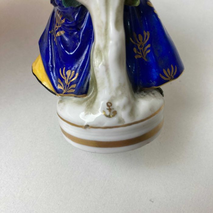 Figura em Porcelana Chelsea Século XVIII-XIX com marca Ancora Dourada