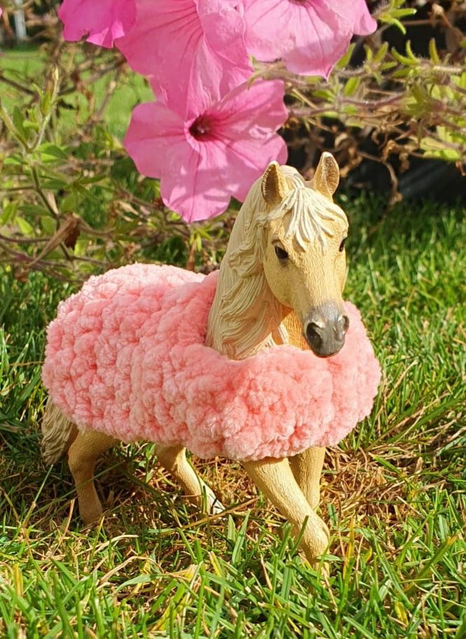 Derki zrobione na szydełku dla koni Schleich lub Colecta