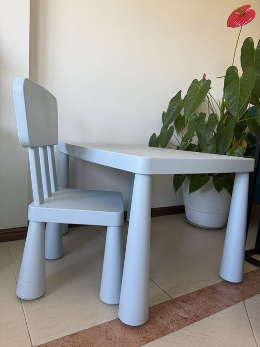 Mesa ikea + 1 cadeira (azul)